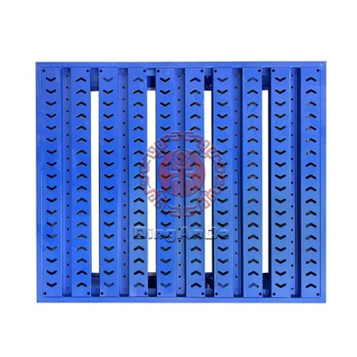 Napůl položená ocelová paleta